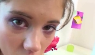 jeune brunette petite masturbation minette