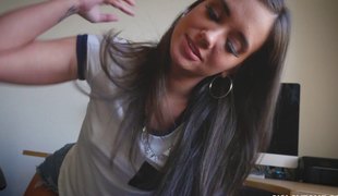 synspunkt naturlige pupper puppene brunette rumpehull oral langt hår hardcore blowjob ass